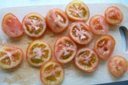 Закуска из помидоров, яиц и авокадо с майонезом