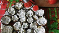 название картинки Закуска из баклажанов и помидоров с зеленью и майонезом