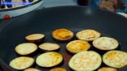 Закуска из жареных баклажанов в томатном соусе