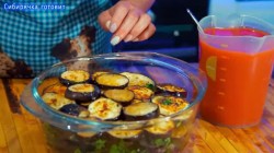 Закуска из жареных баклажанов в томатном соусе