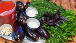 Закуска из жареных баклажанов в томатном соусе