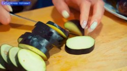 Закуска из жареных баклажанов в томатном соусе
