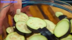 Закуска из жареных баклажанов в томатном соусе