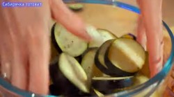 Закуска из жареных баклажанов в томатном соусе