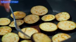 Закуска из жареных баклажанов в томатном соусе