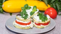 название картинки Закуска из кабачков с помидорами и творожной заправкой