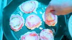 Закуска из обжаренных в сырном кляре томатов с зеленью