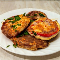 Закуска из обжаренных в сырном кляре томатов с зеленью