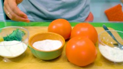 Закуска из обжаренных в сырном кляре томатов с зеленью