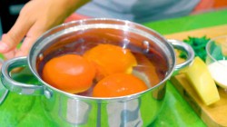 Закуска из обжаренных в сырном кляре томатов с зеленью