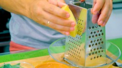 Закуска из обжаренных в сырном кляре томатов с зеленью