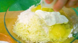 Закуска из обжаренных в сырном кляре томатов с зеленью