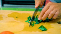 Закуска из обжаренных в сырном кляре томатов с зеленью