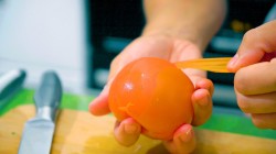 Закуска из обжаренных в сырном кляре томатов с зеленью