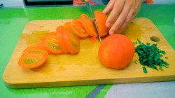 Закуска из обжаренных в сырном кляре томатов с зеленью