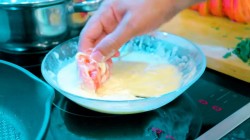 Закуска из обжаренных в сырном кляре томатов с зеленью