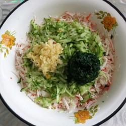 Паштет из творога с огурцами и крабовыми палочками - шаг 4