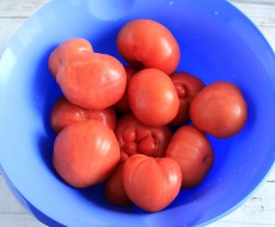 название картинки Помидоры с хреном и чесноком на зиму