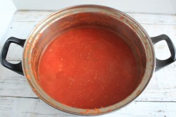 название картинки Помидоры с хреном и чесноком на зиму