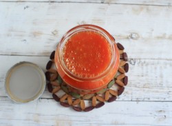 название картинки Помидоры с хреном и чесноком на зиму