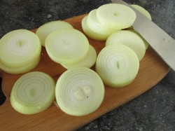 Закуска из запеченного лука с сыром