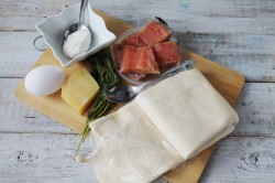 Слоеные рулетики с красной рыбой - шаг 1