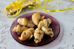 Слоеные рулетики с красной рыбой - шаг 7