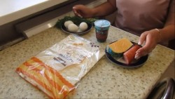 Лаваш колбаса сыр яйцо на сковороде