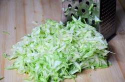 Закусочный пирог с помидорами сыром и кабачками