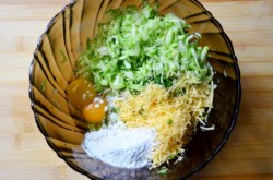 Закусочный пирог с помидорами сыром и кабачками