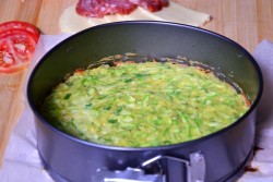 Закусочный пирог с помидорами сыром и кабачками