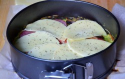 Закусочный пирог с помидорами сыром и кабачками