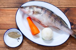 Заливное без желатина из судака - шаг 1 Заливное без желатина из судака - шаг 1