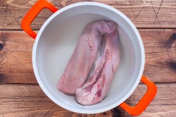 Заливное из свиного языка