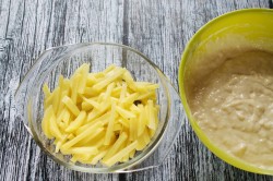 название картинки Заливной пирог с рыбными консервами и картошкой