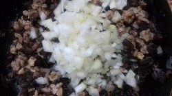 Заливной кефирный пирог с мясом и грибами