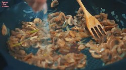 название картинки Заливной пирог с капустой и шампиньонами на сметане