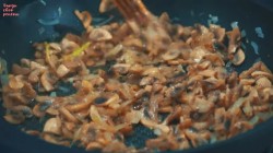 название картинки Заливной пирог с капустой и шампиньонами на сметане