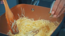 название картинки Заливной пирог с капустой и шампиньонами на сметане