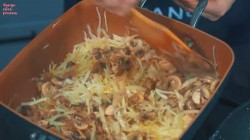 название картинки Заливной пирог с капустой и шампиньонами на сметане