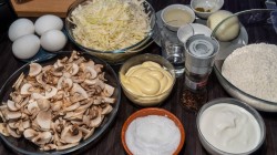 название картинки Заливной пирог с капустой и шампиньонами на сметане