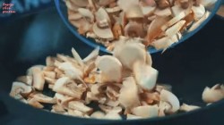 название картинки Заливной пирог с капустой и шампиньонами на сметане
