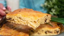 название картинки Заливной пирог с капустой и шампиньонами на сметане