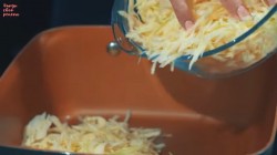 название картинки Заливной пирог с капустой и шампиньонами на сметане