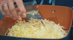 название картинки Заливной пирог с капустой и шампиньонами на сметане