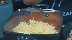 название картинки Заливной пирог с капустой и шампиньонами на сметане