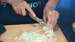 название картинки Заливной пирог с капустой и шампиньонами на сметане