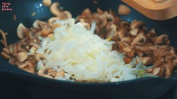 название картинки Заливной пирог с капустой и шампиньонами на сметане