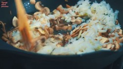 название картинки Заливной пирог с капустой и шампиньонами на сметане