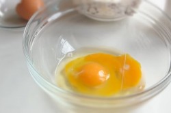 Рыбный заливной пирог с горбушей консервированной на кефире - шаг 1 Рыбный заливной пирог с горбушей консервированной на кефире - шаг 1